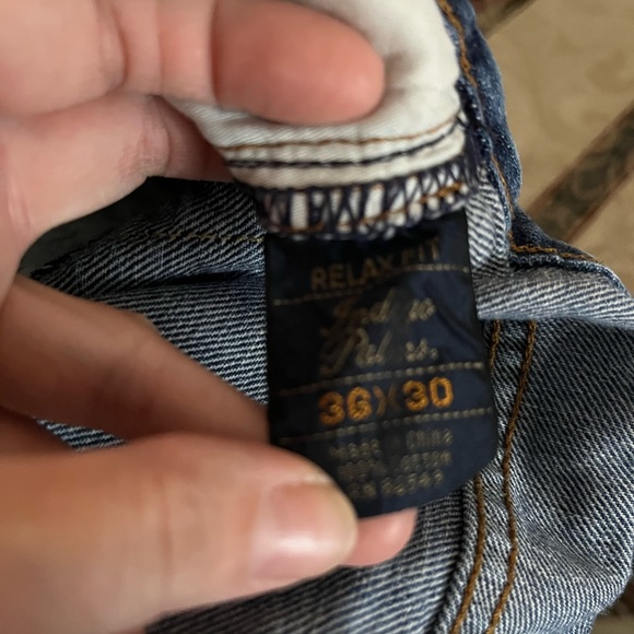 Men’s indigo palms by Tommy Bahama jeans. - Picture 5 of 7